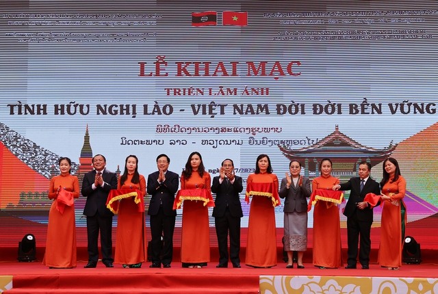 Triển lãm ảnh Tình hữu nghị Lào-Việt Nam đời đời bền vững