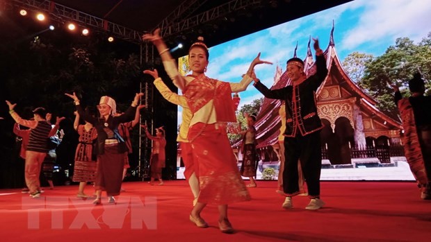 Hàng nghìn du khách và người dân Hội An cổ vũ nghệ sĩ Lào biểu diễn nghệ thuật