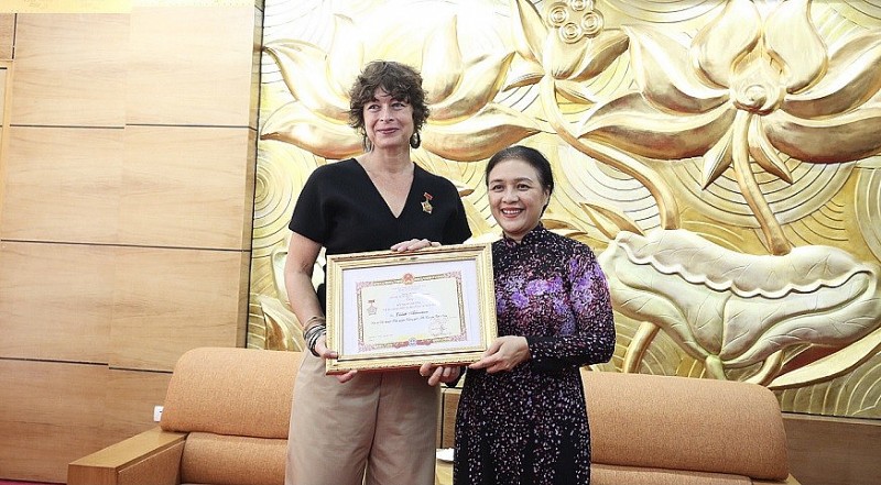 VUFO trao tặng kỷ niệm chương cho Đại sứ Hà Lan Elsbeth Akkerman