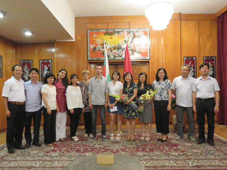 Doanh nhân Việt kiều hỗ trợ sinh viên Bulgaria học tiếng Việt