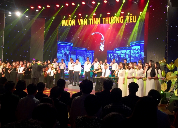 lang dong tinh yeu thuong qua cau truyen hinh phat thanh ve bac ho