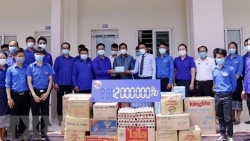 Lưu học sinh Việt Nam đón nhận sự hỗ trợ từ thanh niên Lào