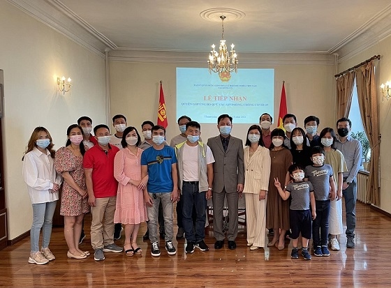 Đại sứ quán Việt Nam tại Mông Cổ tổ chức tiếp nhận quyên góp ủng hộ Quỹ phòng, chống dịch Covid-19