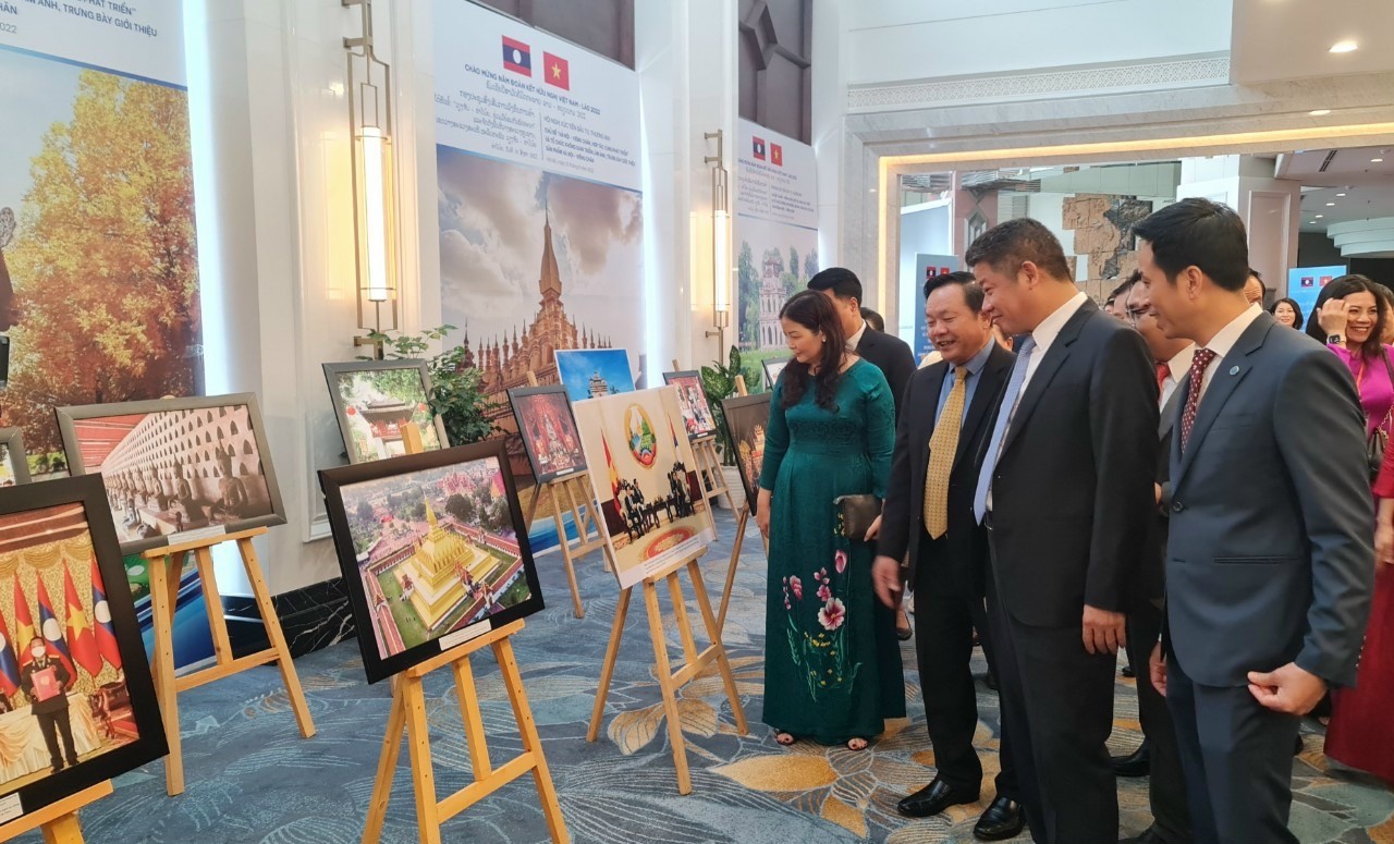Khai mạc triển lãm ảnh và trưng bày, giới thiệu sản phẩm hàng hóa Hà Nội-Vientiane
