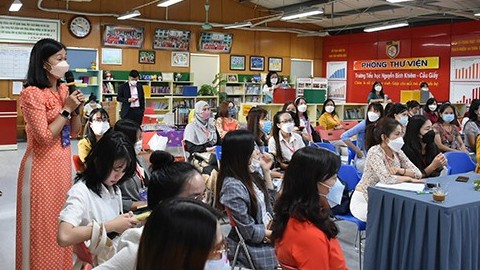 Đoàn giáo viên kiều bào giao lưu với thầy trò Trường Tiểu học Nguyễn Bỉnh Khiêm tại Hà Nội