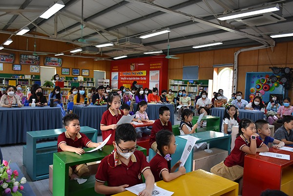 Đoàn giáo viên kiều bào giao lưu với thầy trò Trường Tiểu học Nguyễn Bỉnh Khiêm tại Hà Nội