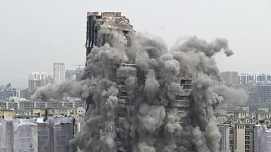 Ấn Độ 'mạnh tay' với công trình xây dựng trái phép, dùng hơn 3 tấn thuốc nổ đánh sập 2 tòa nhà