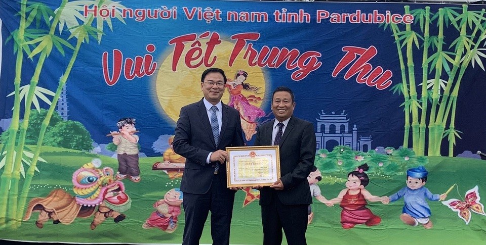 Thứ trưởng Phạm Quang Hiệu đón Tết Trung thu với cộng đồng người Việt tại Czech