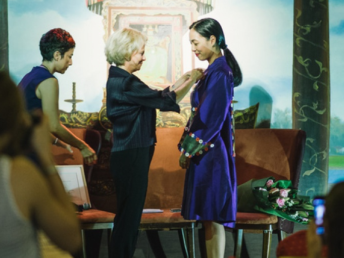 Nữ đạo diễn Việt Nam đầu tiên trở thành Hiệp sĩ của Pháp