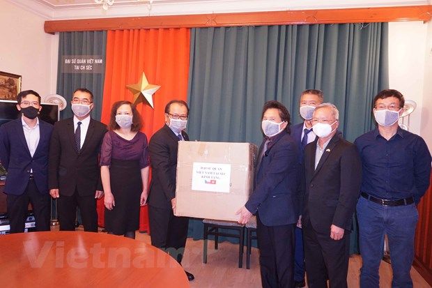 Hỗ trợ khẩu trang y tế cho cộng đồng người Việt tại CH. Czech
