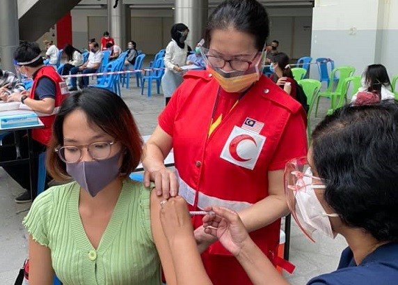 Hỗ trợ tiêm phòng vaccine Covid-19 cho người Việt tại Malaysia