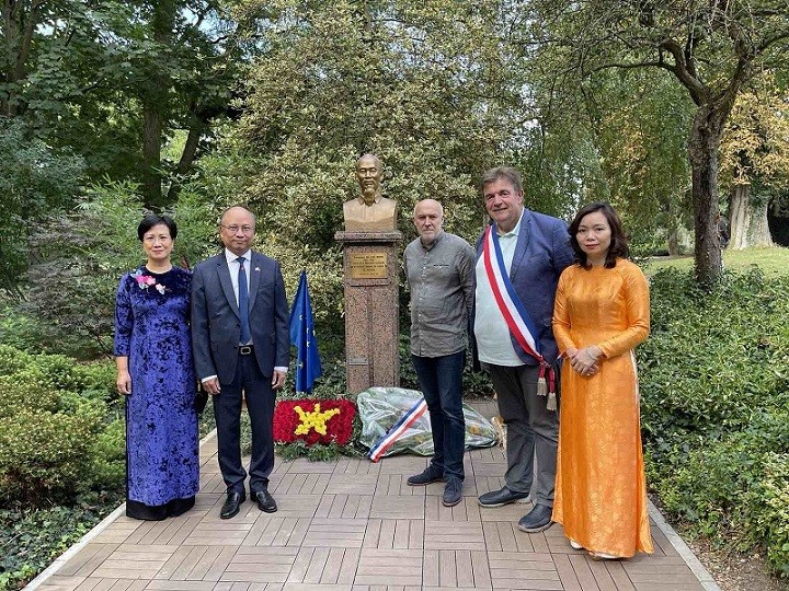 Đại sứ quán Việt Nam tại Pháp tổ chức hoạt động tưởng nhớ Chủ tịch Hồ Chí Minh nhân dịp Quốc khánh