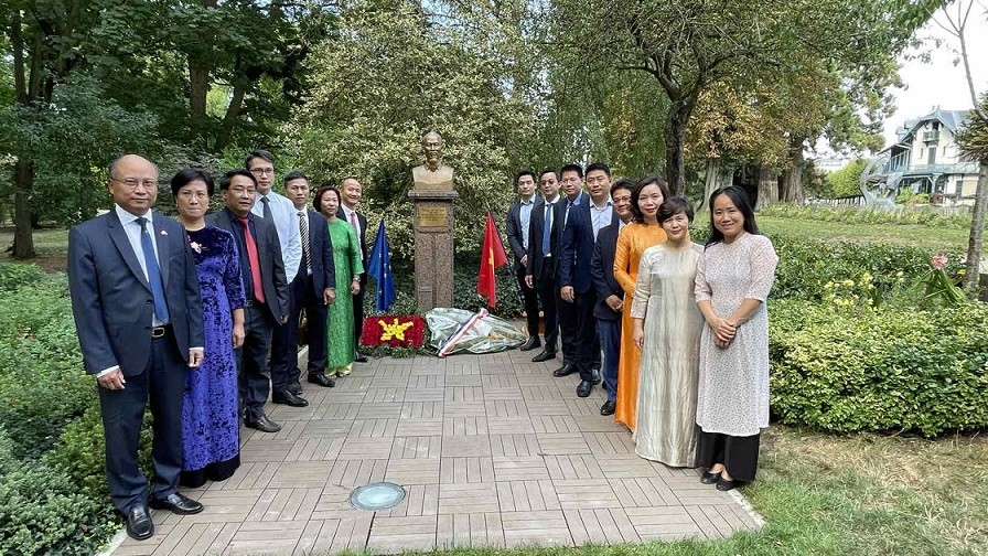 Đại sứ quán Việt Nam tại Pháp tổ chức hoạt động tưởng nhớ Chủ tịch Hồ Chí Minh nhân dịp Quốc khánh