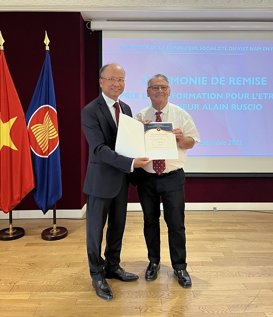 Đại sứ quán Việt Nam trao Giải thưởng về thông tin đối ngoại cho tác giả người Pháp