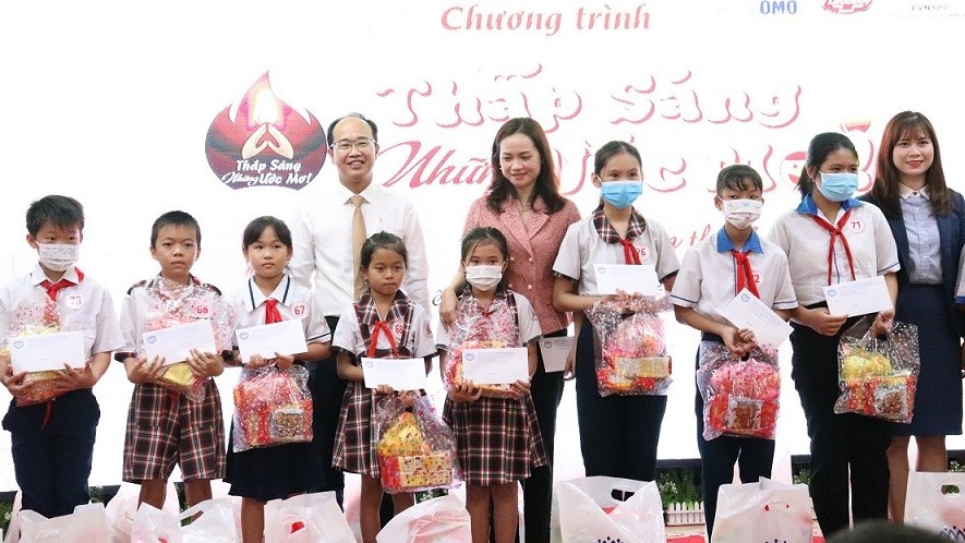 Trung thu 2022: Tiếp tục thắp sáng những ước mơ cho trẻ em khó khăn