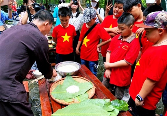 Tour du lịch học đường 'Hướng về nguồn cội' ở miền đất Tổ