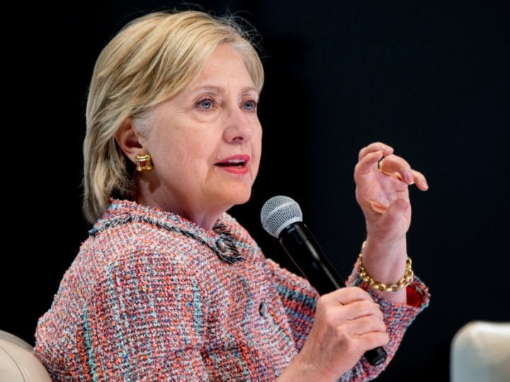 FBI lật lại vụ bê bối thư điện tử của bà Clinton
