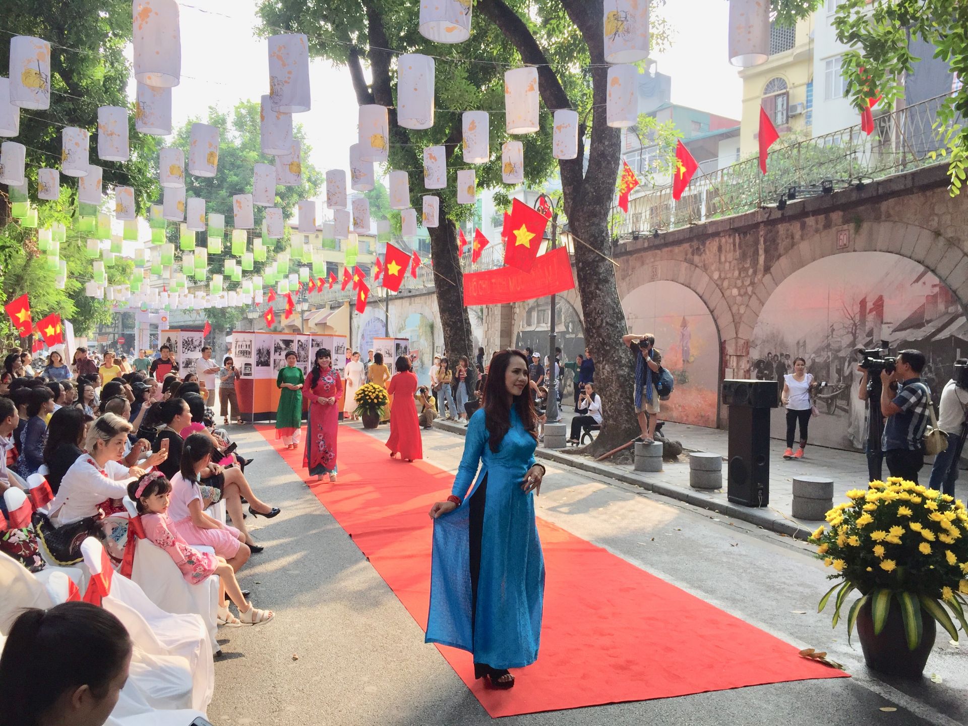 Hà Nội xưa tái hiện sống động ở phố bích họa Phùng Hưng ha-noi-xua-tai-hien-song-dong-o-pho-bich-hoa-phung-hung-2