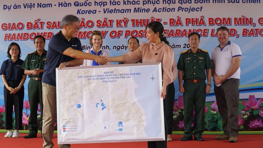 Bình Định: Bà con vùng trũng kịp thời được chuyển đến khu vực an toàn hơn trước mùa mưa lũ