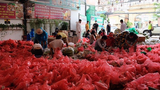 Tiếp tục trao tặng túi quà an sinh xã hội đến người dân gặp khó khăn tại TP. Hồ Chí Minh