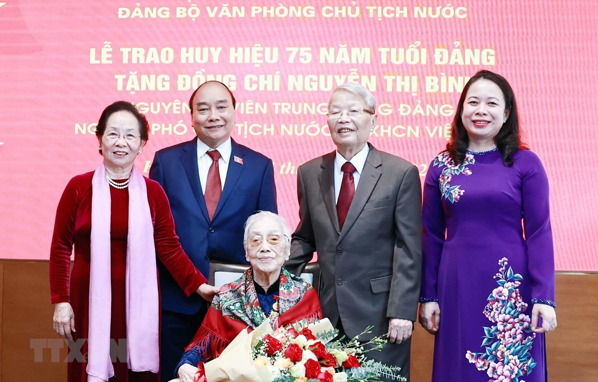 Trao tặng Huy hiệu 75 năm tuổi Đảng cho nguyên Phó Chủ tịch nước Nguyễn Thị Bình