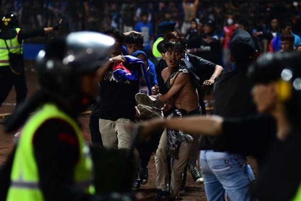 Chủ tịch FIFA: Thảm kịch tại sân vận động ở Indonesia là 'ngày đen tối' đối với thể thao