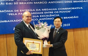 Trao tặng Kỷ niệm chương hữu nghị cho Đại sứ Brazil