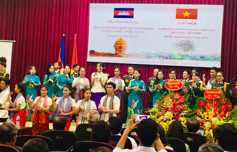 Gặp gỡ hữu nghị kỷ niệm 65 năm Quốc khánh Campuchia