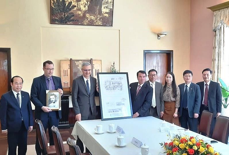 Đại sứ Pháp Warnery trao cho tỉnh Lâm Đồng tư liệu quý về dinh Cựu Hoàng Bảo Đại