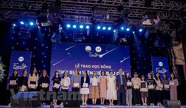 Ban dự án Ngày Quốc Tổ Việt Nam trao học bổng cho sinh viên miền Trung