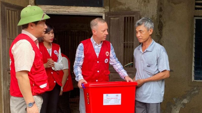 Đại sứ Anh tới thăm người dân chịu ảnh hưởng bởi lũ lụt tại Quảng Bình