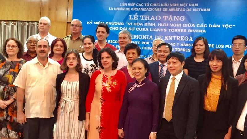 Trao tặng Kỷ niệm chương Vì hòa bình, hữu nghị giữa các dân tộc cho Đại sứ Cuba tại Việt Nam