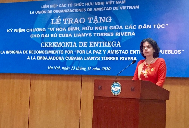 Trao tặng Kỷ niệm chương Vì hòa bình, hữu nghị giữa các dân tộc cho Đại sứ Cuba tại Việt Nam