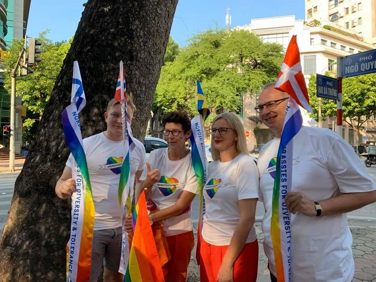Trong năm 2021, nhiều nước Bắc Âu đã tham gia sự kiện Hanoi Pride. Và đến năm 2024, triển vọng của các quốc gia này được đánh giá cao trong việc thúc đẩy sự đa dạng và sự bình đẳng cho cộng đồng LGBTQ+. Xem những hình ảnh liên quan đến sự kiện này để hiểu rõ hơn về mức độ góp phần của các nước Bắc Âu.