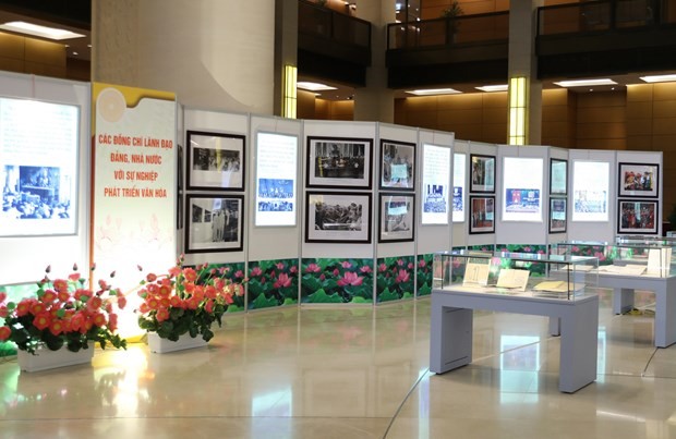Tổ chức triển lãm chào mừng Hội nghị Văn hóa toàn quốc lần thứ hai