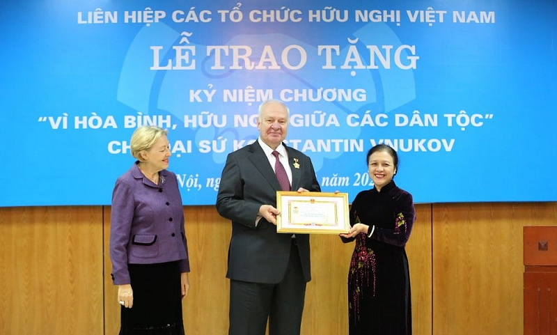Trao tặng Kỷ niệm chương Vì hòa bình, hữu nghị giữa các dân tộc cho Đại sứ Nga Konstantin Vnukov