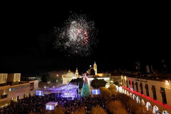 Cây thông Noel được thắp sáng tại thành phố Bethlehem