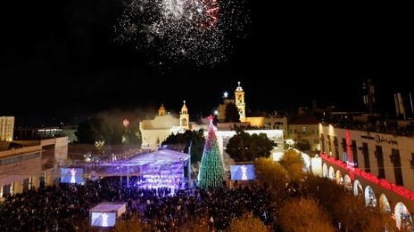 Cây thông Noel được thắp sáng tại thành phố Bethlehem