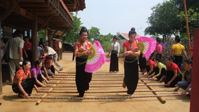 Xòe Thái và sức sống của đồng bào vùng Tây Bắc Nghệ thuật Xòe Thái - Sức sống của đồng bào vùng Tây Bắc