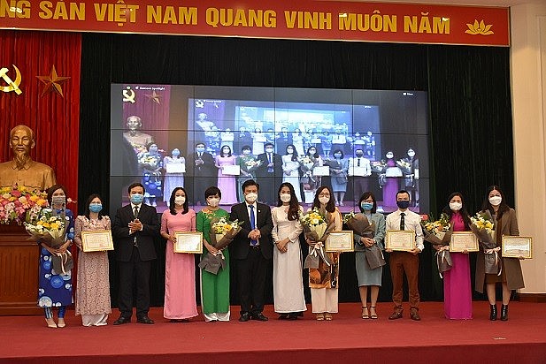Trao giải Cuộc thi Biên soạn sách, tài liệu dạy và học tiếng Việt cho người Việt Nam ở nước ngoài