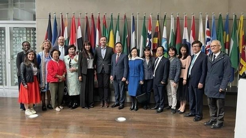 Delegates pose for a group photo. (Photo: VNA)