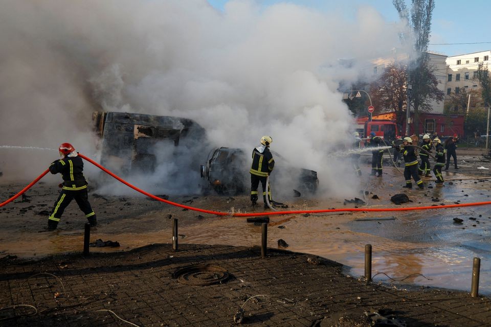 Lính cứu hỏa làm nhiệm vụ tại hiện trường vụ tấn công bằng tên lửa của Nga ở Kiev, Ukraine ngày 10-10 (Nguồn: Reuters)