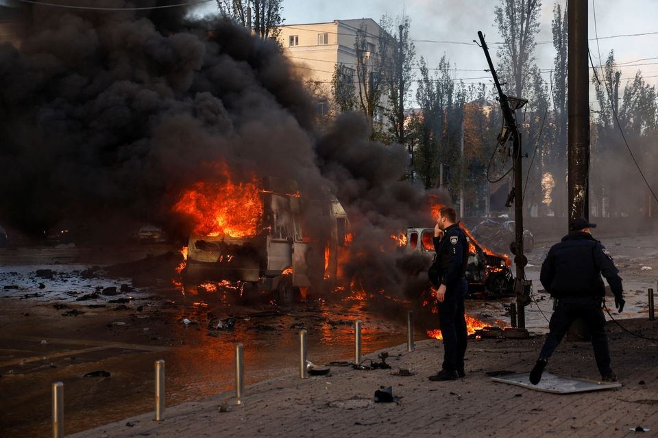 Nhiều ô tô bốc cháy sau cuộc tấn công tên lửa của Nga tại Kiev (Ukraine) ngày 10-10 (Nguồn Reuters)