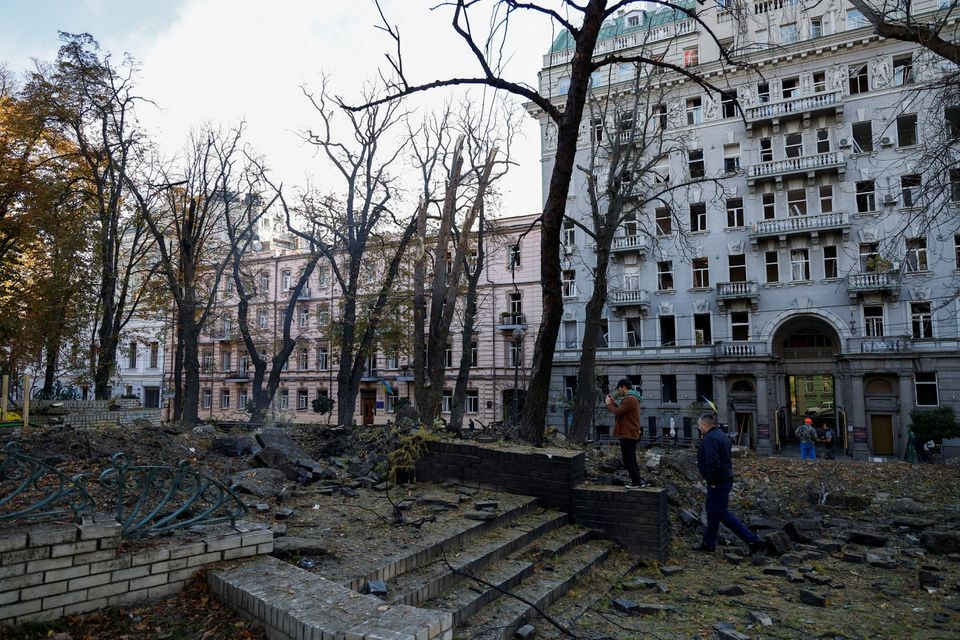 Người dân đang quan sát một khu vực vừa hứng chịu vụ nổ từ tên lửa Nga tại thủ đô Kiev ngày 10-10 (Nguồn: Reuters)