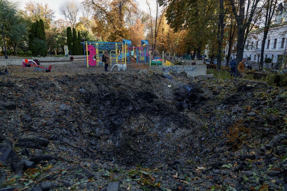 Cận cảnh một khu vực tại Kiev Ukraine sau vụ nổ được cho là do tên lửa gây ra ngày 10-10 (Nguồn Reuters)