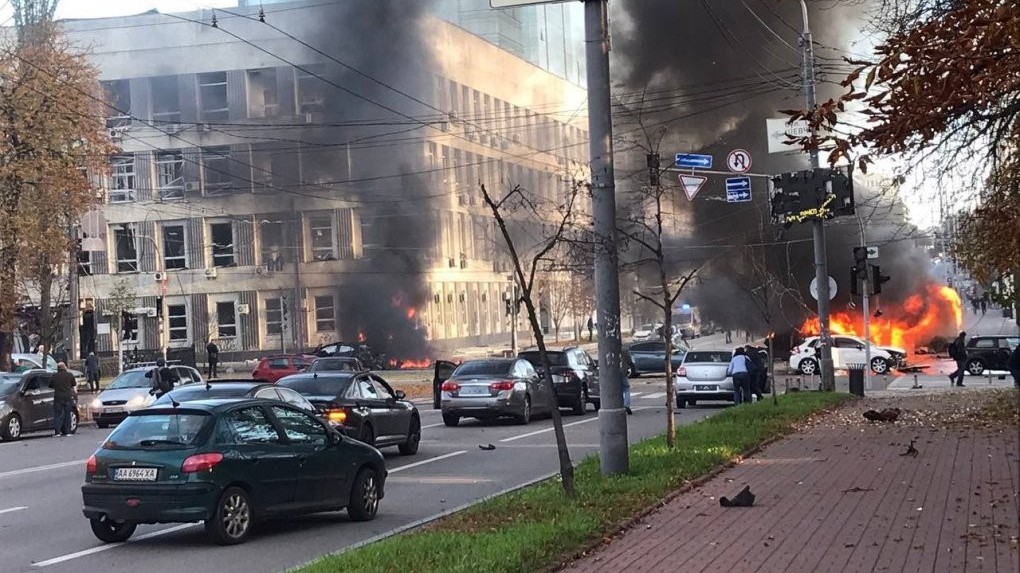 Những hình ảnh tại hiện trường sau vụ tấn công bằng tên lửa tại Kiev