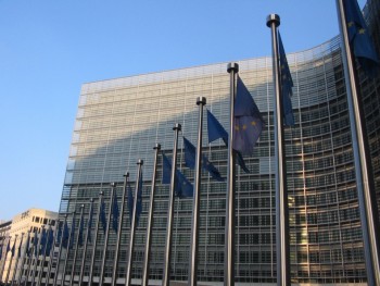 EC cảnh báo trừng phạt Italy