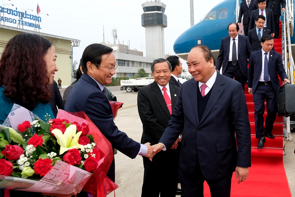 pm nguyen xuan phuc arrives in laos for government committee meeting