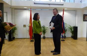 Trao quyết định bổ nhiệm lại Lãnh sự danh dự Việt Nam tại Hà Lan