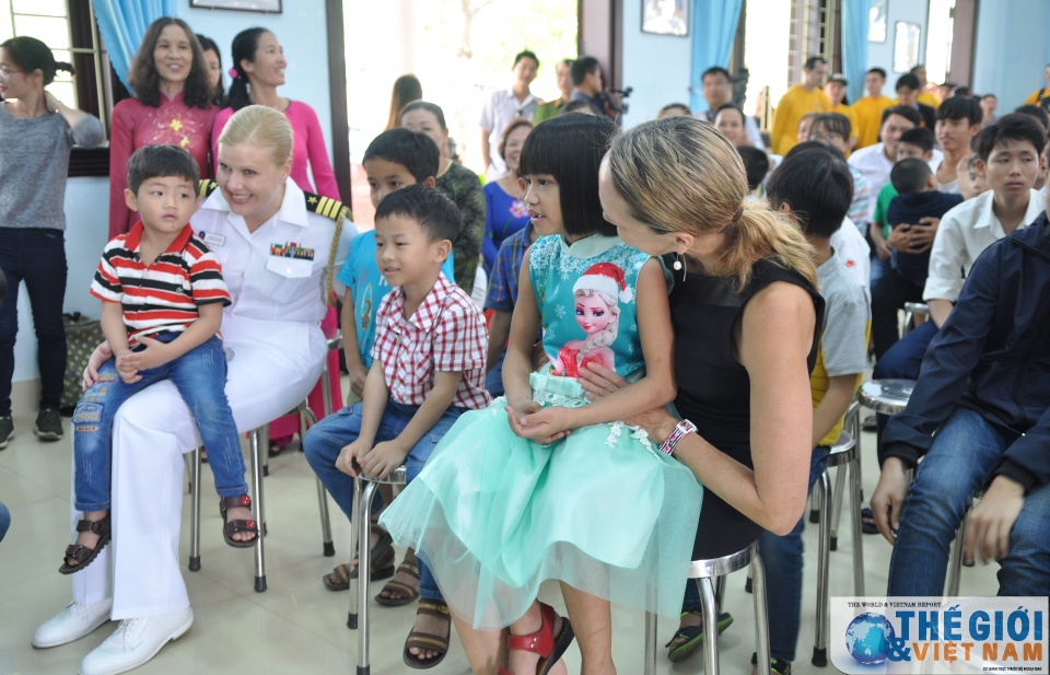 Thủy thủ tàu sân bay Mỹ thăm làng trẻ SOS, bệnh nhân tâm thần